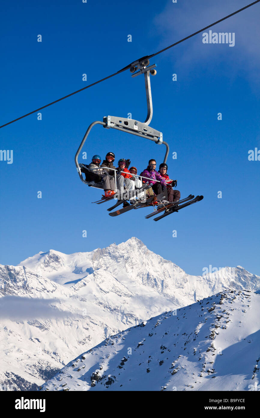 Mit einem Sessellift über den Alpen Stockfoto