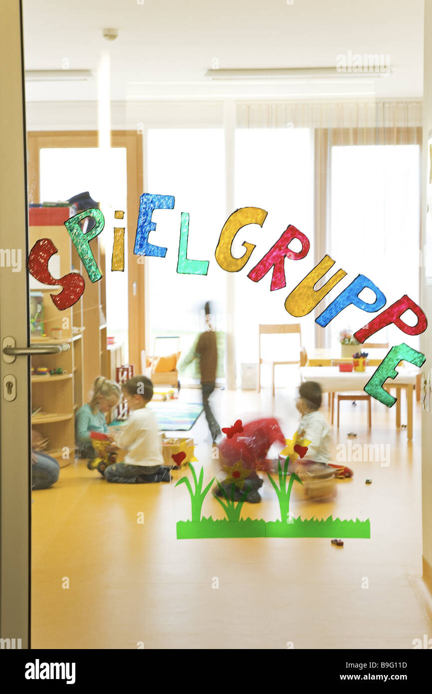Kindergartenkinder Tür Schlaganfall Spielgruppe spielt keine Modelle Glastür Spiegeltür Kind Betreuung Pflege Release Vorschulerziehung Stockfoto