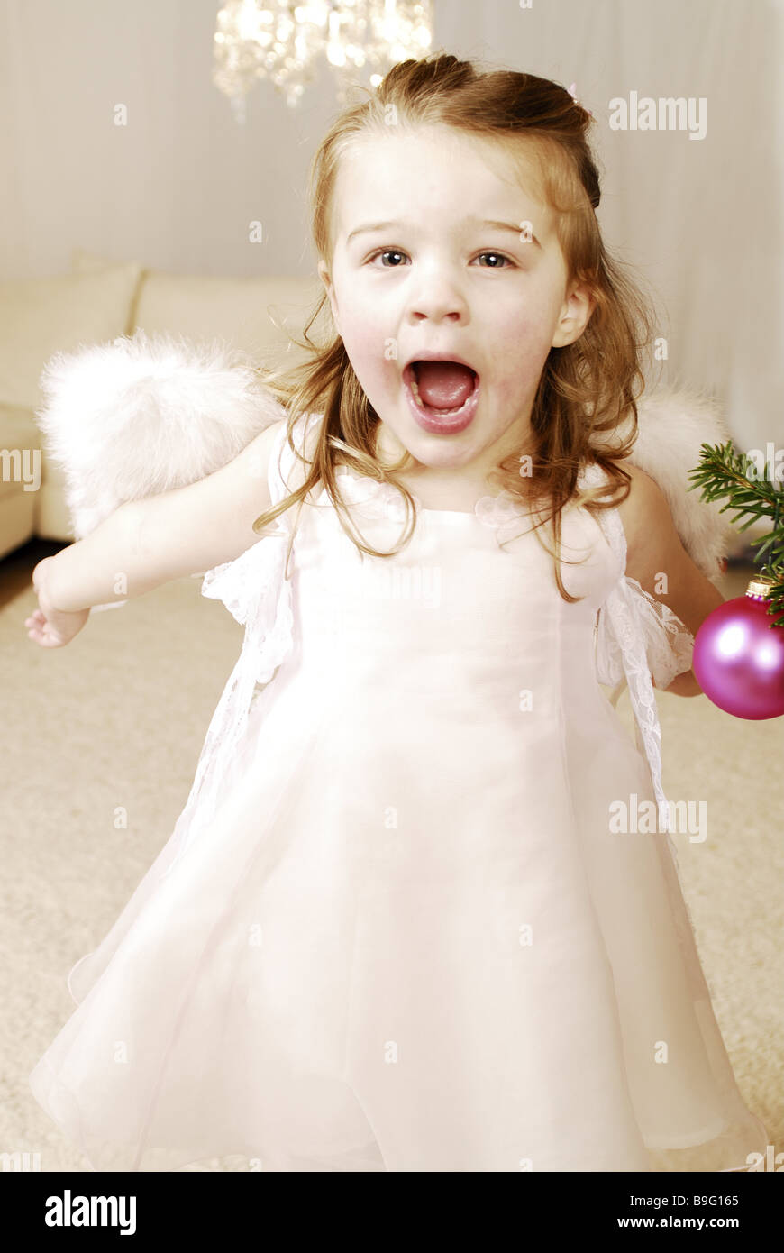 Weihnachten Mädchen Verkleidung Engel Lachen fröhlich Serie Menschen Kind Kleinkind Kleid Engel Flügel Weihnachten-Engel Engels-outfit Stockfoto