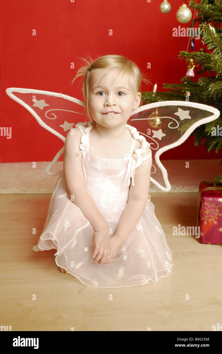 Weihnachten Mädchen Verkleidung Engel Lächeln Serie Menschen Kind Kleinkind  Kleid Engel Flügel Weihnachten-Engel Engels-Outfit Natürlichkeit  Stockfotografie - Alamy