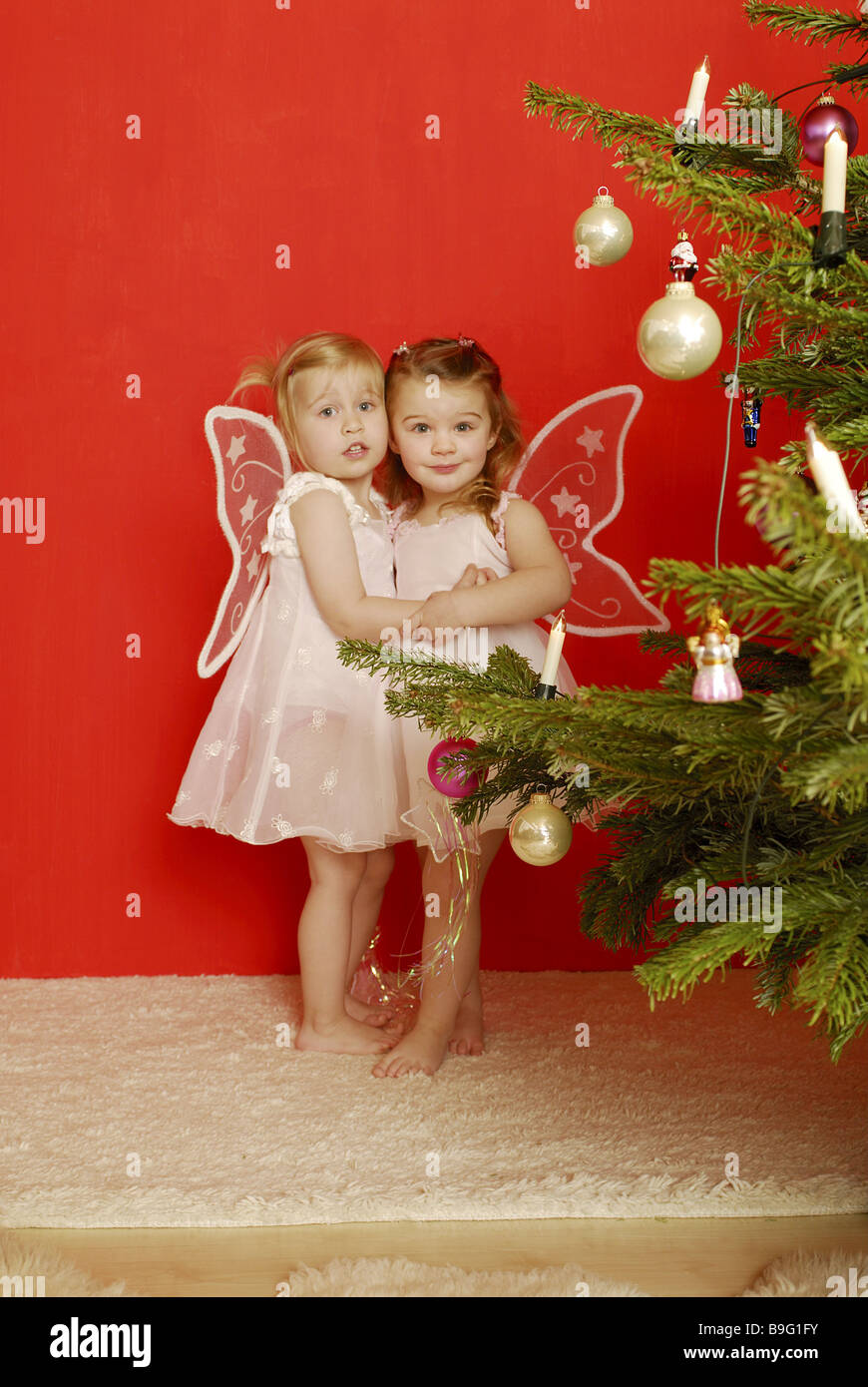 Weihnachten Mädchen zwei Verkleidung Engel Stern-Stab umarmen fröhlich  Serie Menschen Kinder Kleinkinder barfuß Kleidung Engelsflügel  Stockfotografie - Alamy