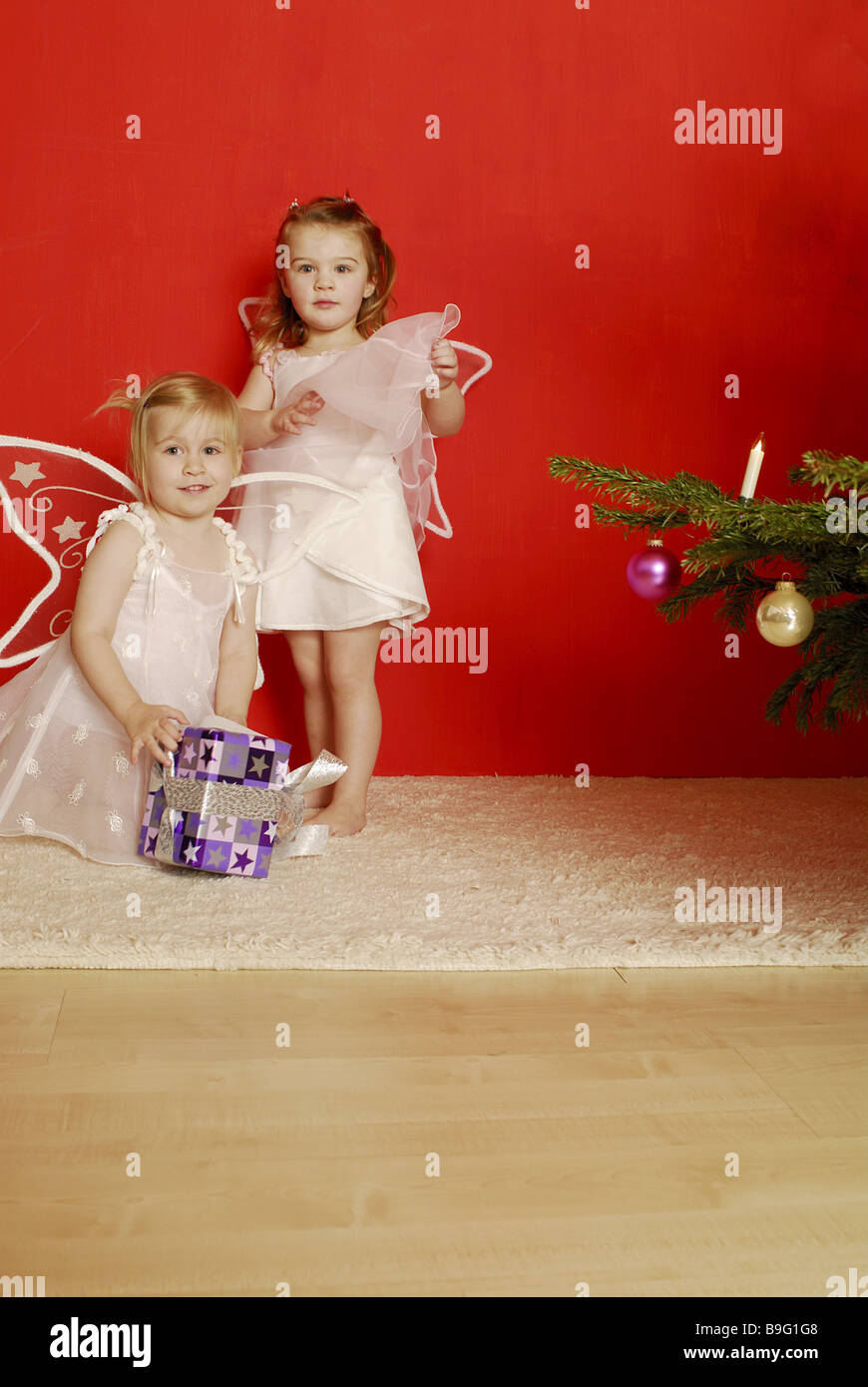 Weihnachten Mädchen zwei Verkleidung Engel Geschenk Spannung Serie Menschen  Kinder Kleinkinder sitzen Kleid Engel Flügel Weihnachten-Engel  Stockfotografie - Alamy
