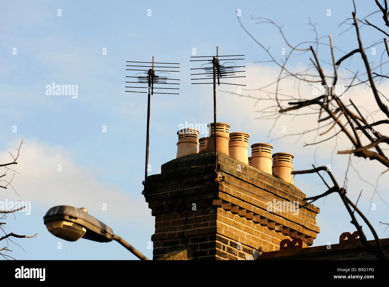 Ein Ziegel-Schornstein, Schornstein und Antennen auf ein Haus, Wohnung, Maisonette-Wohnung in London city Stockfoto