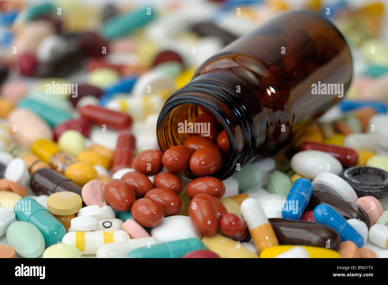 Bunte Tabletten mit einem Fläschchen Studio Bild Stockfoto