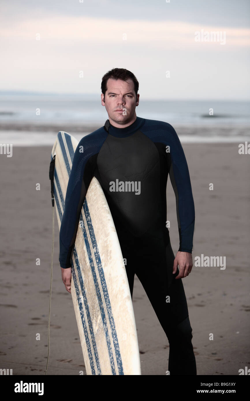 männliche Surfer am Strand mit langes Brett Stockfoto