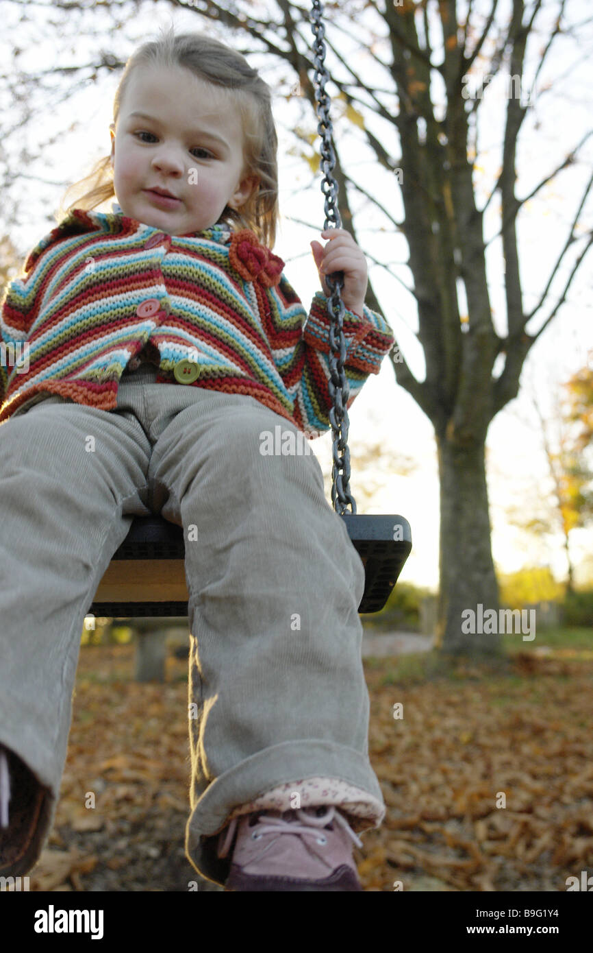 Garten Madchen Felsen Zuruck Frohlich Leichte Herbst Serie Kind Kleinkind Blonde Kinder Spiel Platz Spielplatz Schaukel Aktivitat Freude Stockfotografie Alamy