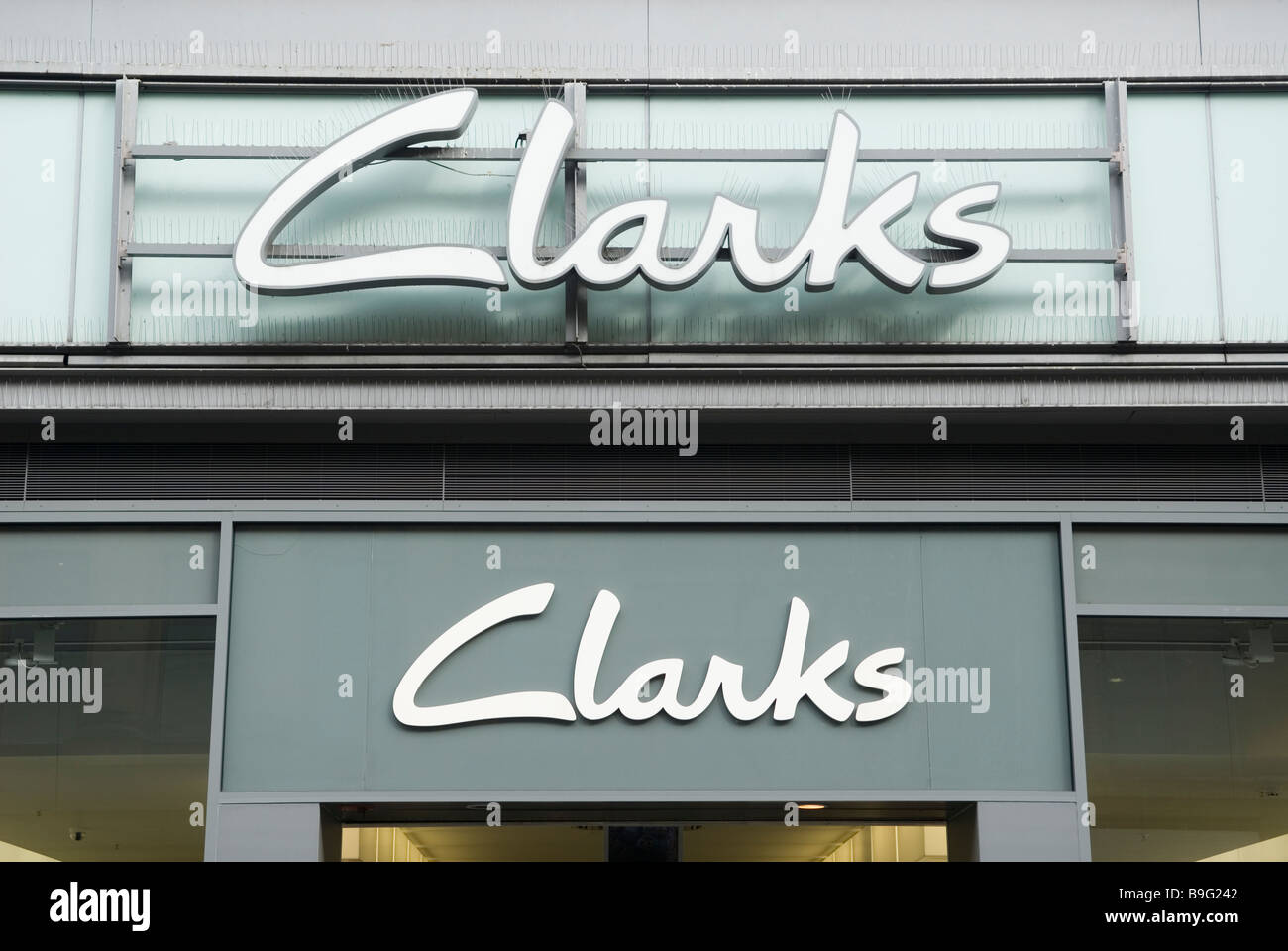 Clarks Schuhe speichern Zeichen am Markt Straße Manchester City Centre UK Stockfoto