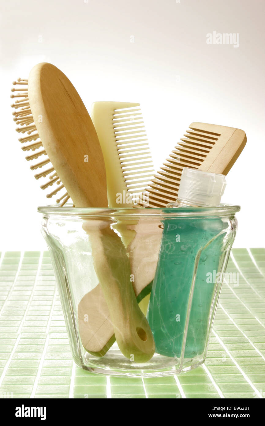 Kosmetik-Artikel Haarbürste Kämmen Shampoo Serie Glas-Behälter Glas Bürsten  Kämme verschiedene Haar-shampoo Stockfotografie - Alamy