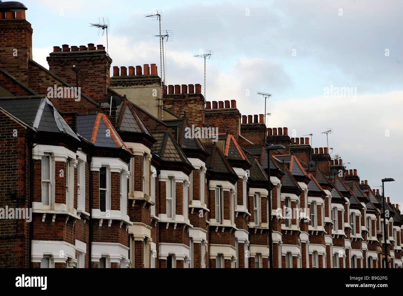 Eine Reihe von Schornsteinen auf Maisonette-Wohnungen, Wohnungen, wohnen, in London, England, während der Kreditkrise, Gehäuse Einbruch, Wirtschaftskrise Stockfoto