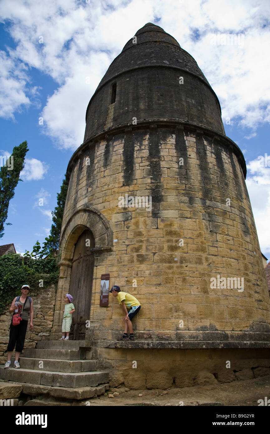 Kinder spielen außerhalb der Turm Saint Bernard (auch bekannt als die Bourreau Turm oder Lanterne des Morts), Sarlat, Frankreich. Stockfoto