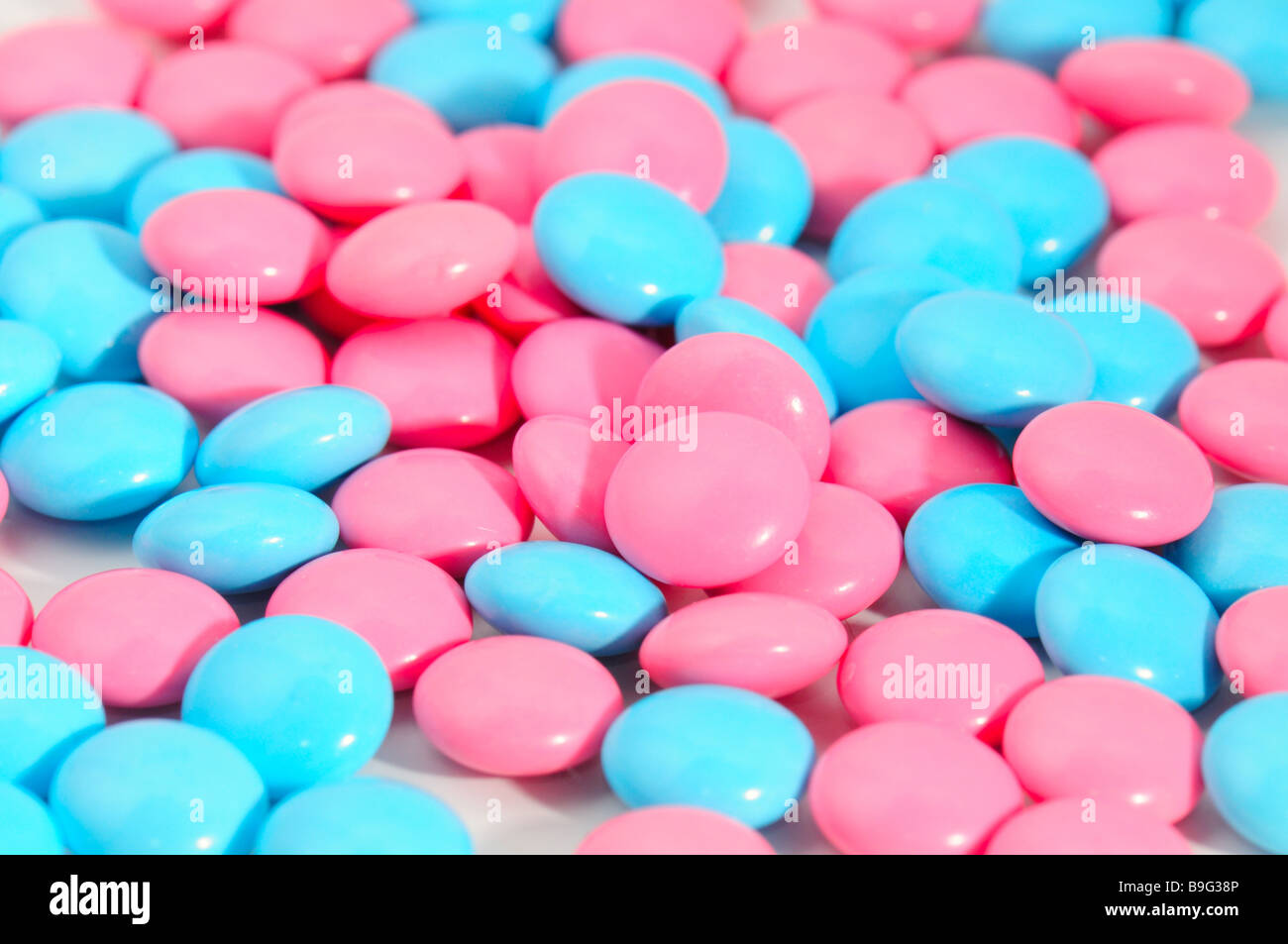 rote und blaue Pillen auf weißem Hintergrund Makro Stockfoto