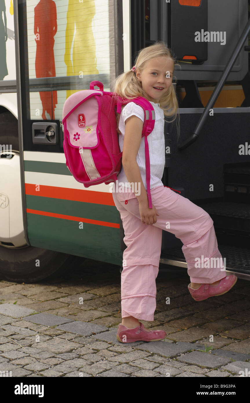 Schulbus Detail Tür Mädchen bekommt auf Transporte Transportmittel öffentlich Fahrzeug Bus Personenbeförderung Stockfoto