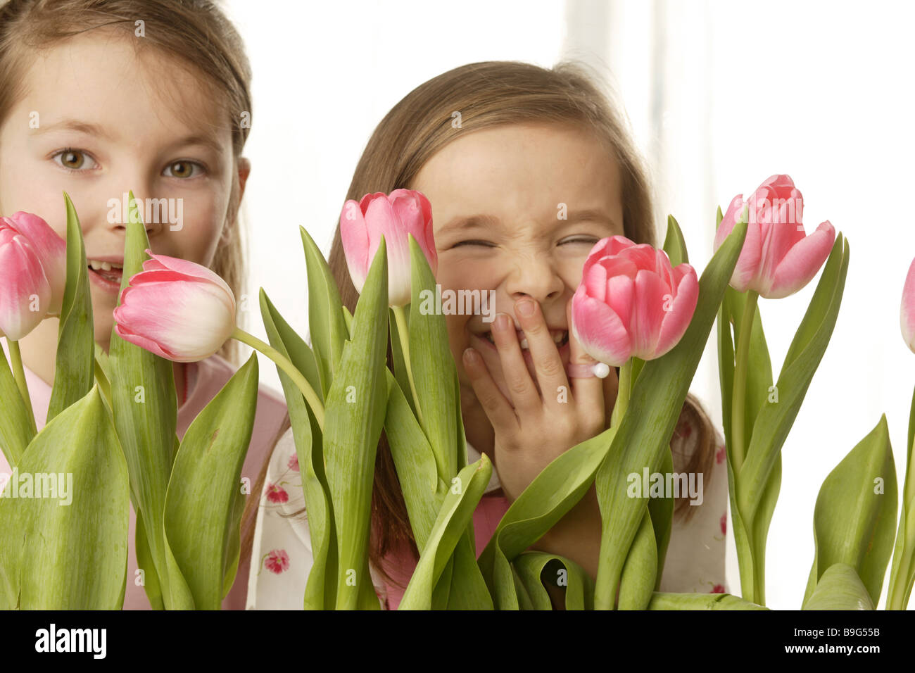 5-8 Jahre 8-10 Jahre angebrochenen Blick Kamera frei-Platten Freunde fröhlich Blumen Frühling Frühlingsblumen Geschwister glücklich innere Stockfoto