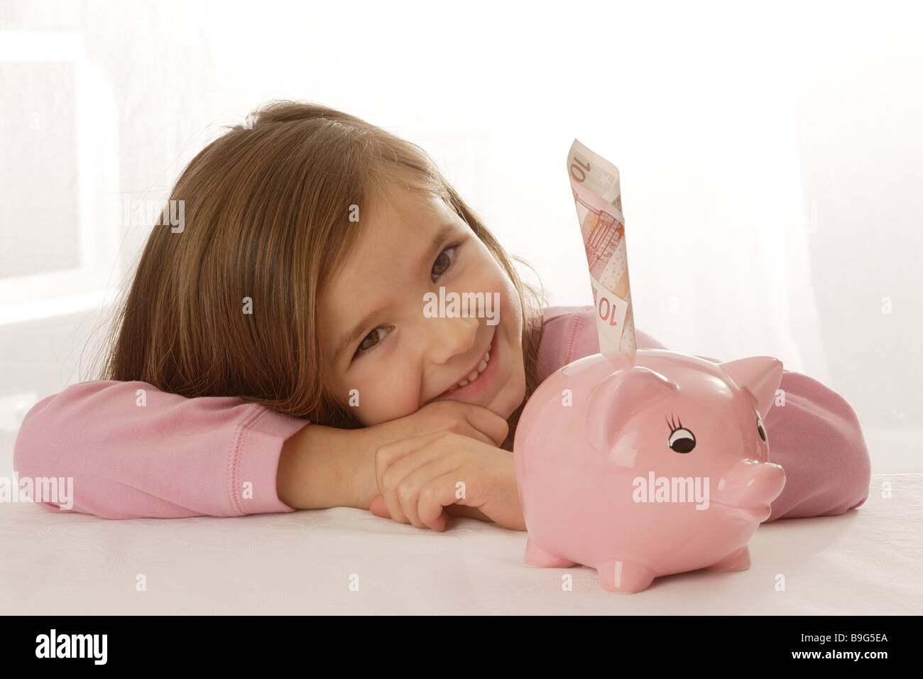 6-8 Jahre alten Altersvorsorge einzuwerfen sparen Finanzen Geld Investition Bill glücklich Haushalt-Cash Inneres Kind registrieren Stockfoto