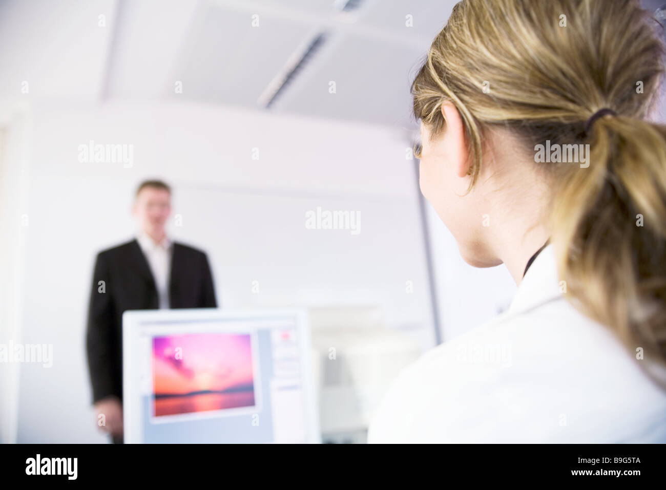 Bildschirm Bildung Computer Computerkurs Computerkurs Detail Dozent Erklärung Erwachsenenbildung Weiterbildung Frau Stockfoto