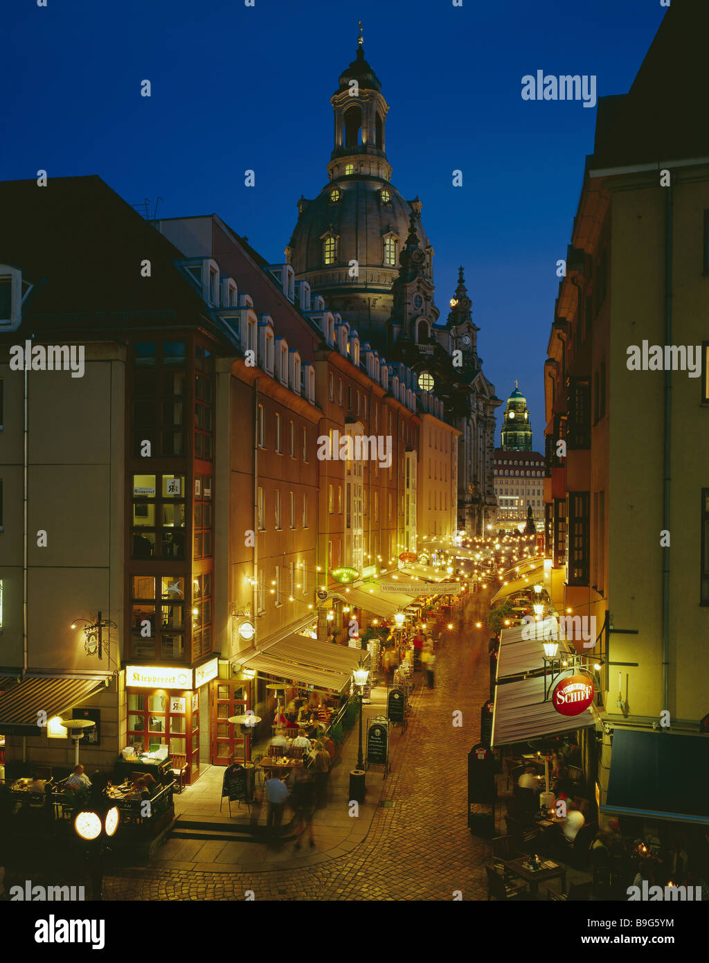 Deutschland Sachsen Dresden Münzgasse Frauenkirche Rathausturm Bürgersteig Cafés Twilight Seitenstraße Kneipenmeile Restaurants Kneipen Stockfoto