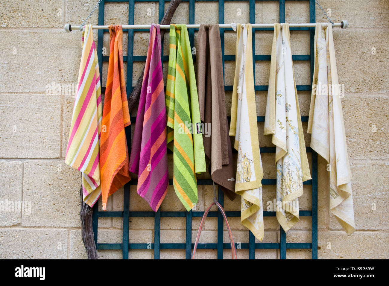 Handtücher hängen auf einer Schiene, Frankreich. Stockfoto