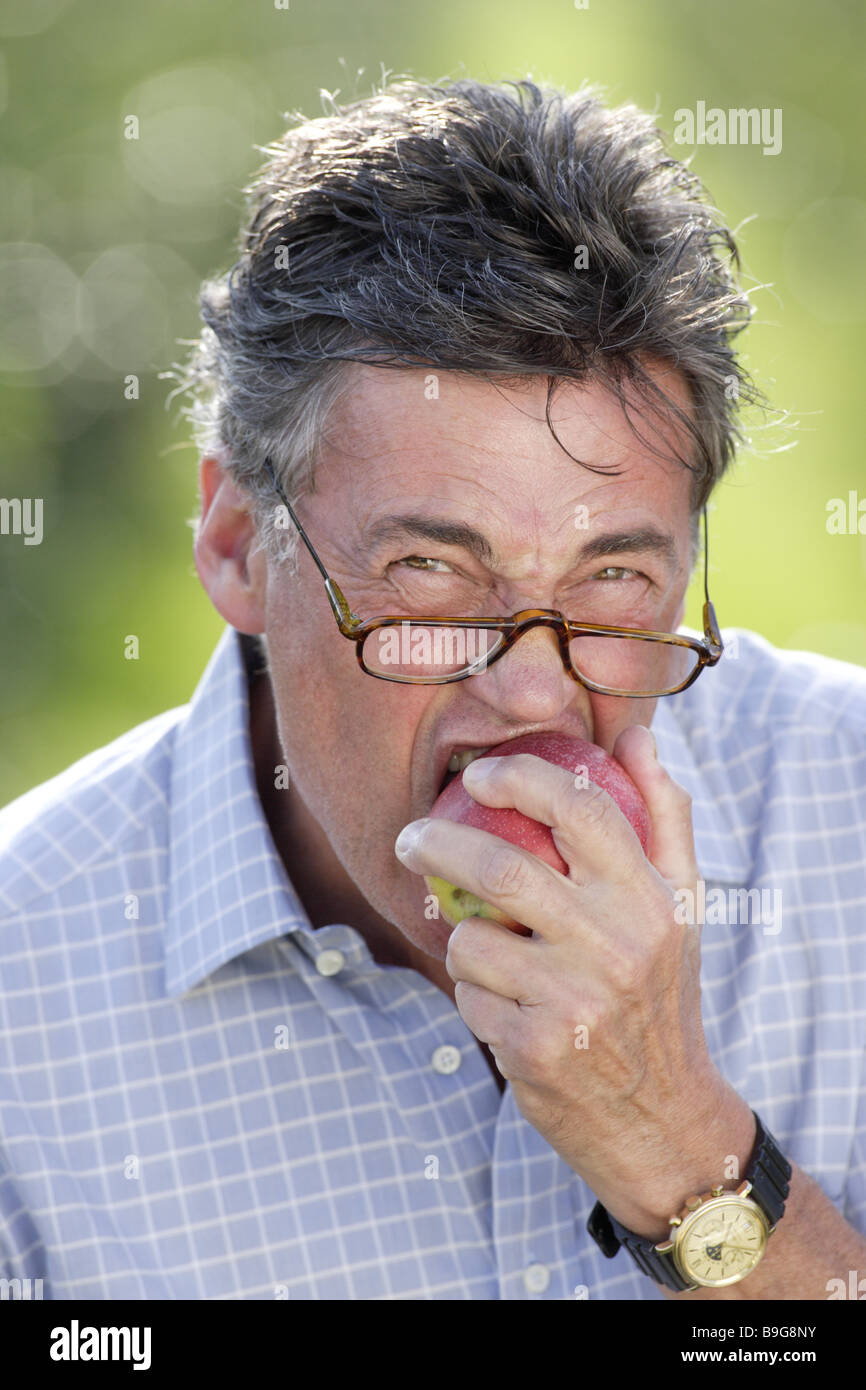 Mann Brille Apple Porträt-Serie Menschen Obst Kernobst Snack vitaminreiche Ernährung gesunde Ernährung-bewusst Essen Stockfoto