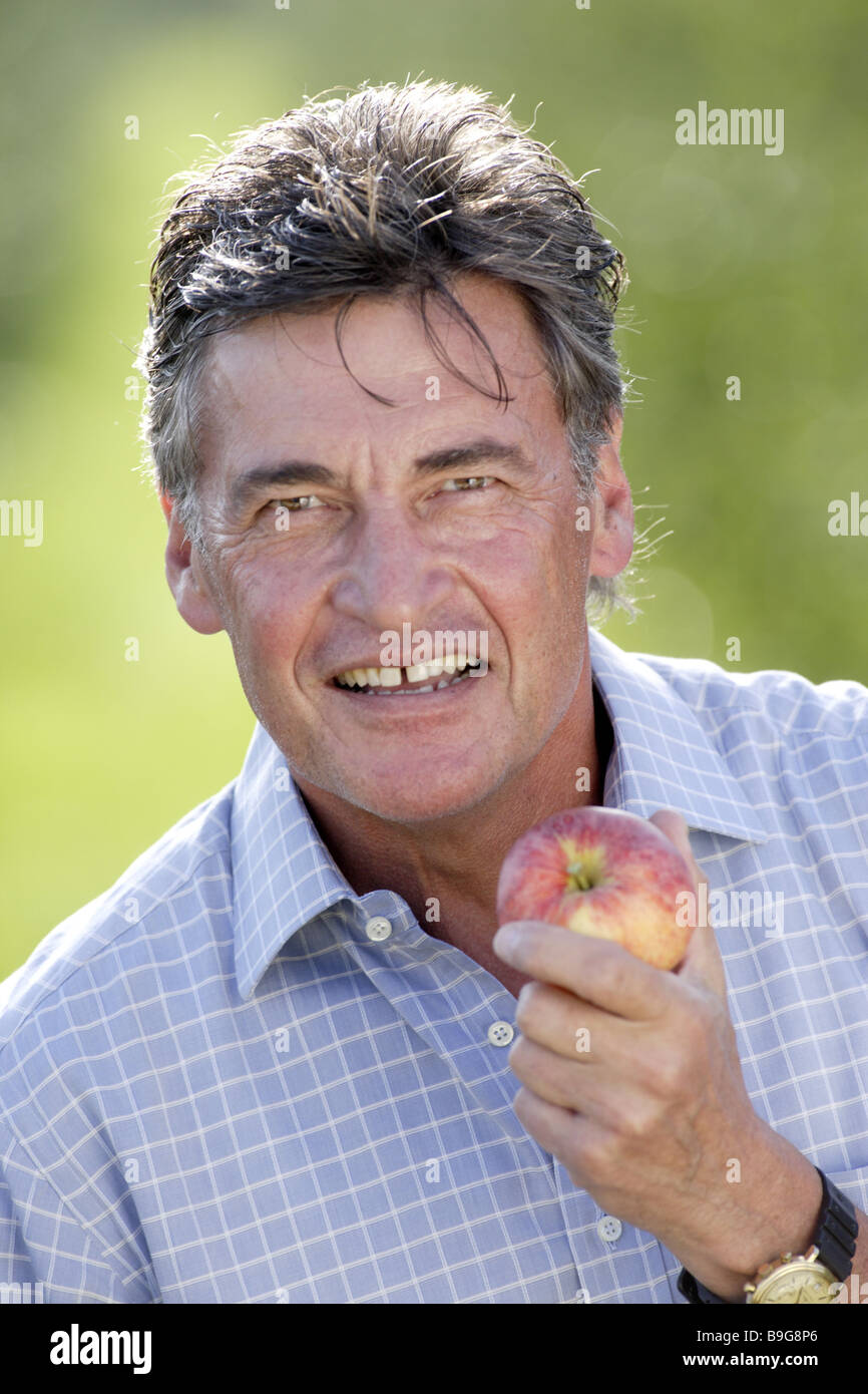 Porträt des Mannes-Apfel essen Serie Menschen Obst Kernobst Snack vitaminreiche Ernährung gesunde Ernährung bewusst gesundheitsbewusste Stockfoto