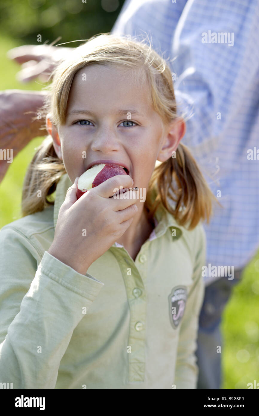 blonde Mädchen Apple Porträt-Serie Menschen Obst Kernobst Snack vitaminreiche Ernährung von Kindern gesunde Ernährung-bewusst Essen Stockfoto