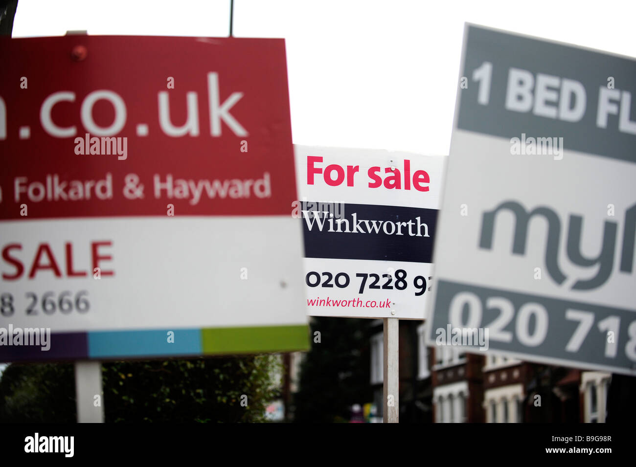 Immobilien zu verkaufen, zu vermieten, Schilder außen terrassenförmig angelegten Wohnungen in London, England, während die Rezession, Hypothek Krise, Einbruch Stockfoto