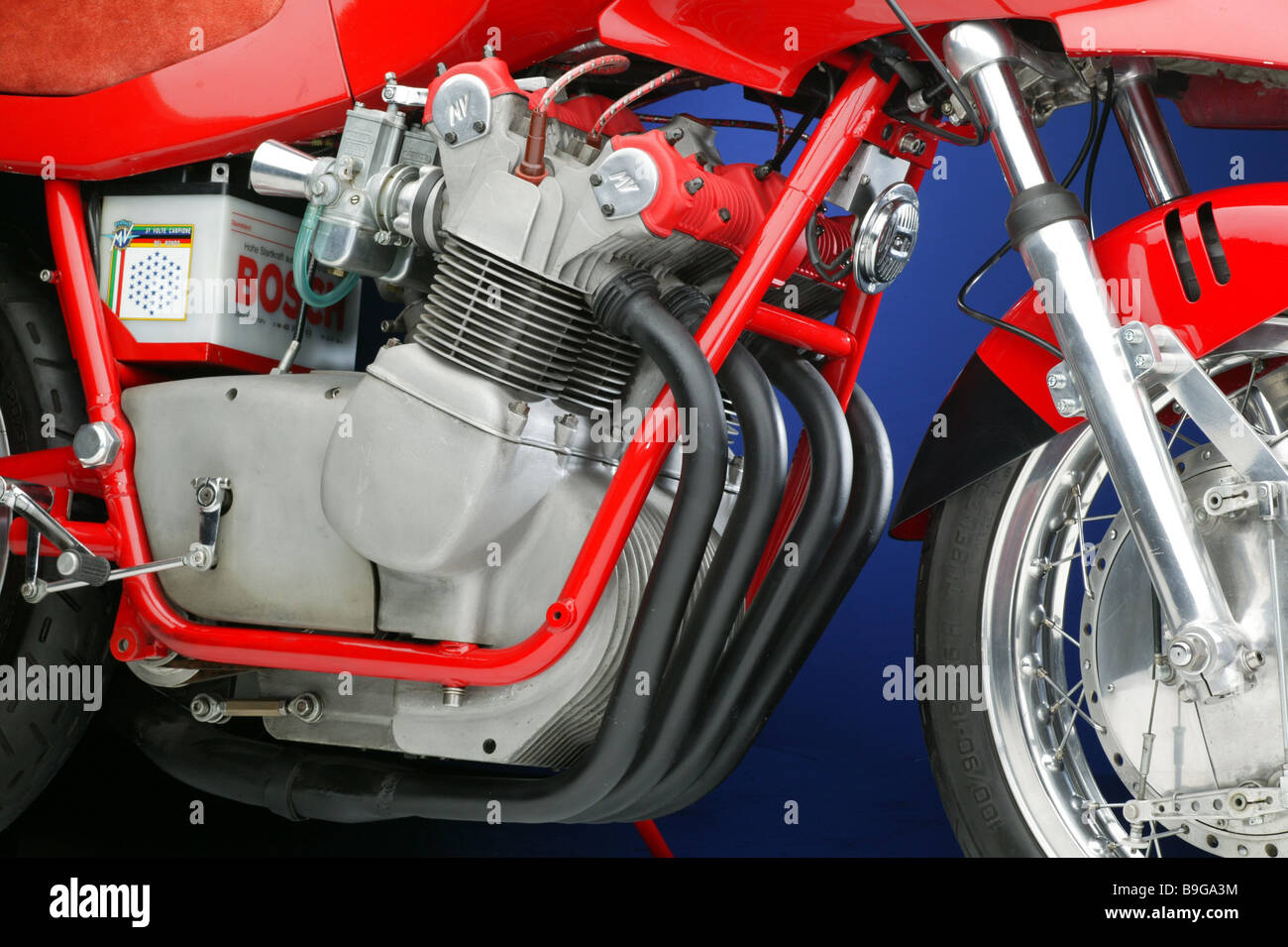 Motorrad MV Agusta an der Seite Detail Fahrrad Motorrad Auspuff-Anlage mehr krumm Auspuff vielfältigen Motorsymbol rot Stockfoto