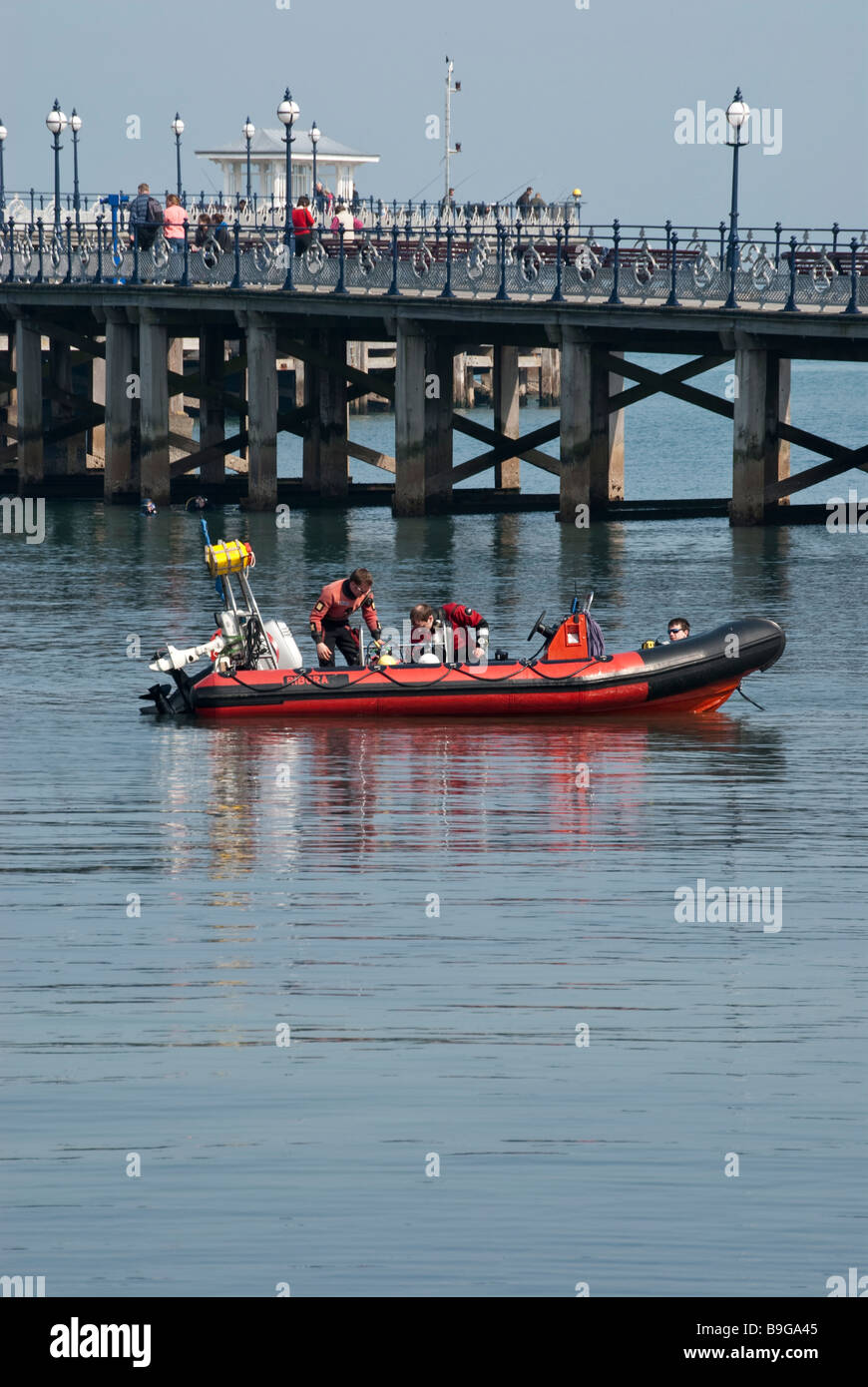 Taucher Schlauchboot von Pier in Swanage vorbereiten Stockfoto