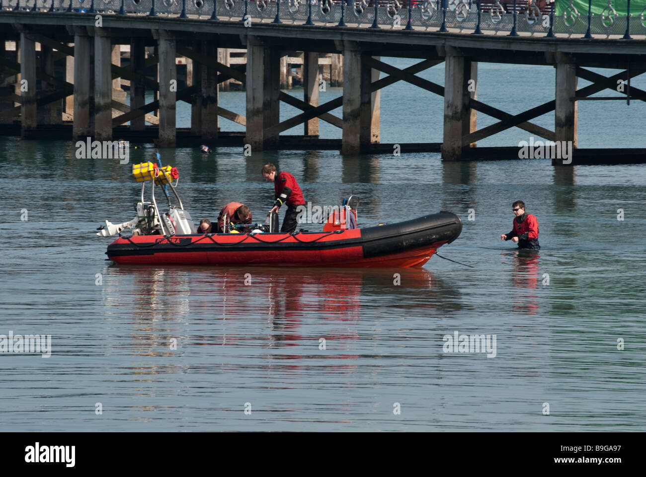 Taucher Schlauchboot von Pier in Swanage vorbereiten Stockfoto