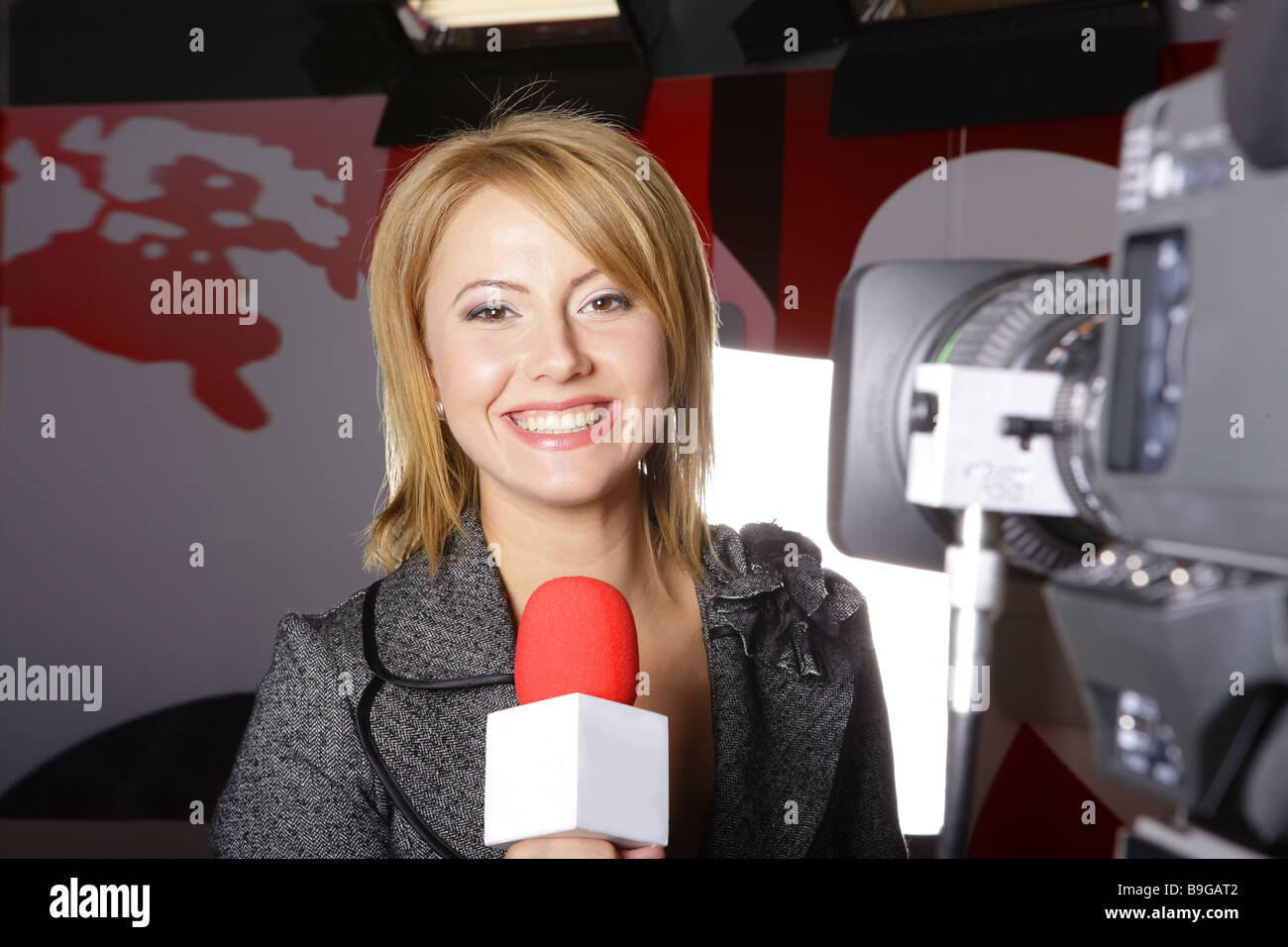 Nachrichten-TV-Reporter ON THE AIR vor einer Videokamera in einem studio Stockfoto