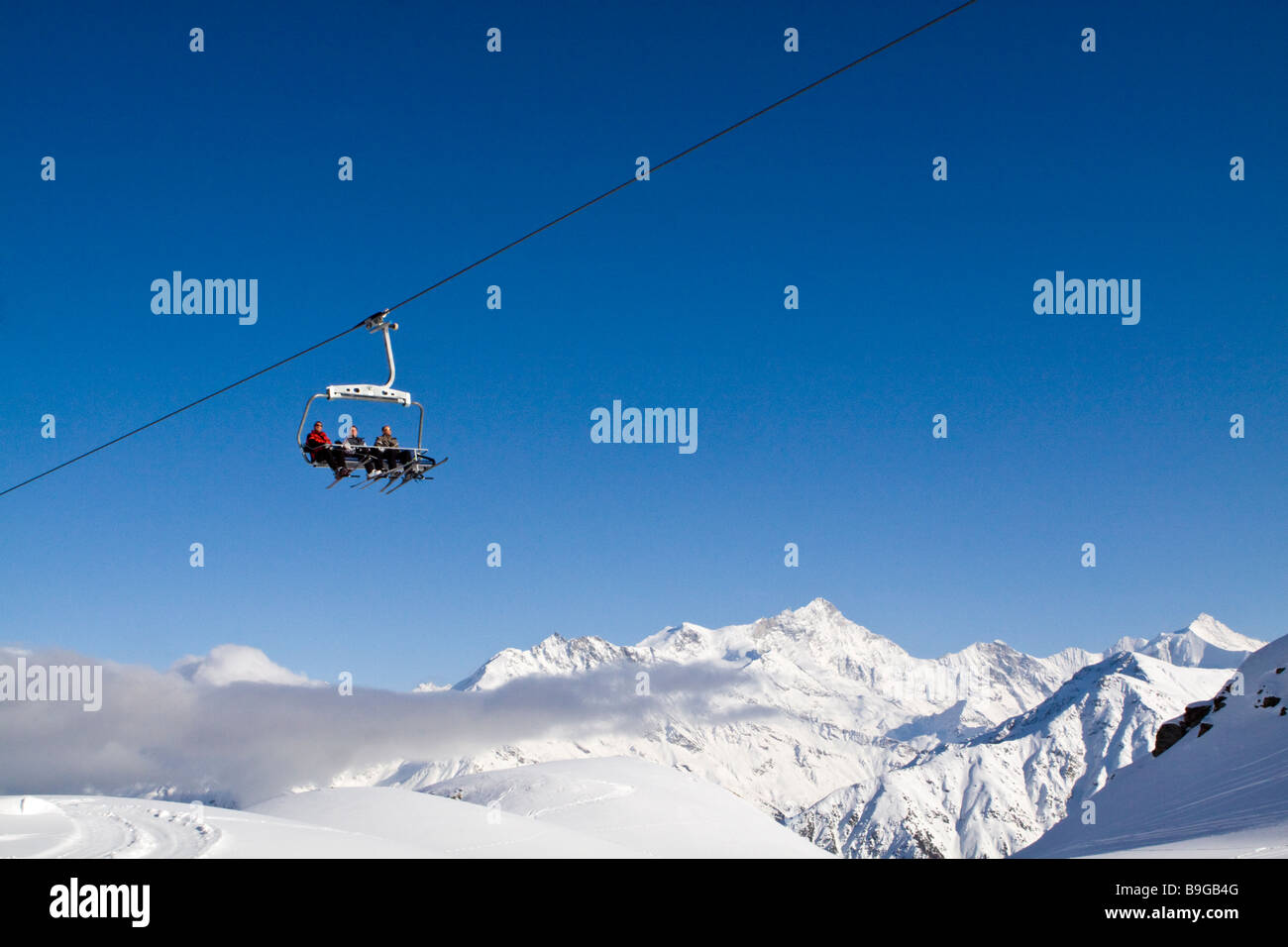 Mit einem Sessellift über den Alpen Stockfoto