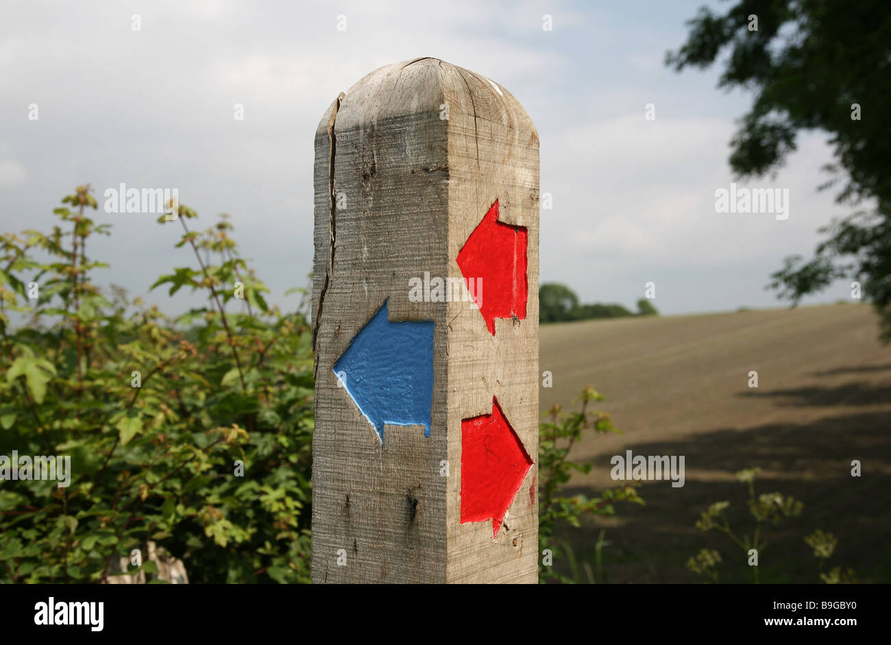 Ein Fußweg Kennzeichnung Zeichen in der Landschaft Stockfoto