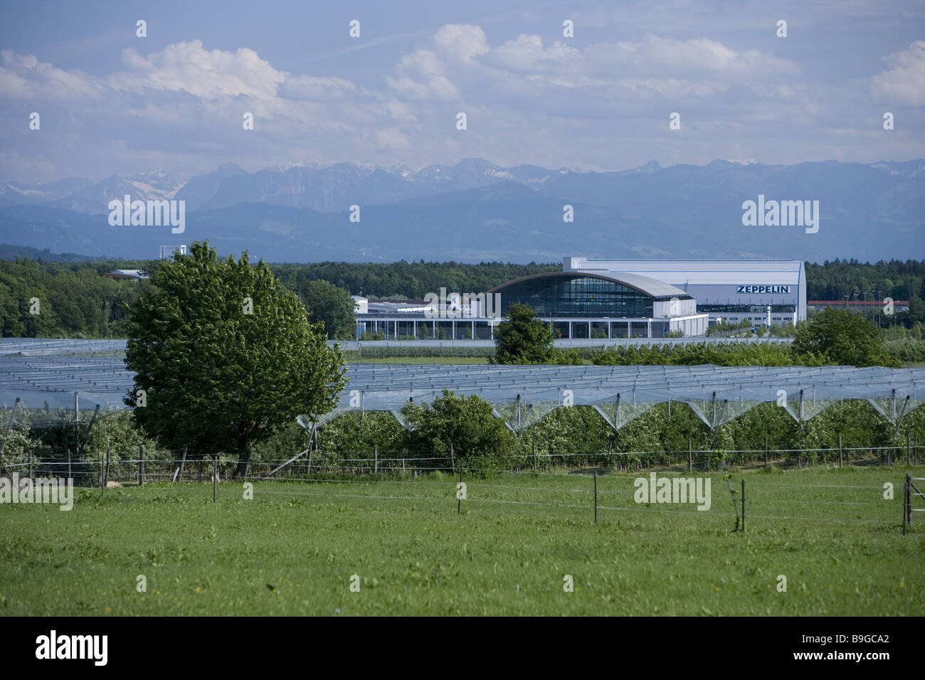Deutschland-Baden-Württemberg-Bodensee-Bezirk Friedrichshafen Zeppelin-Hangar Apple Bäume Apfel-Plantage Architektur Stockfoto