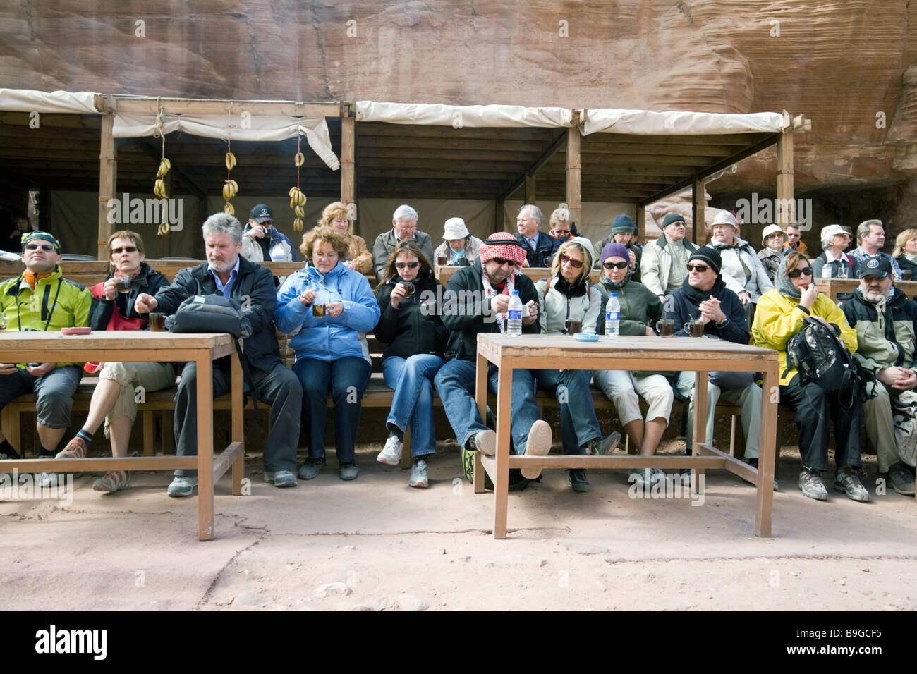 Deutsche Touristen mit ihren Beduinen-Reiseleiter in Petra, Jordanien Stockfoto