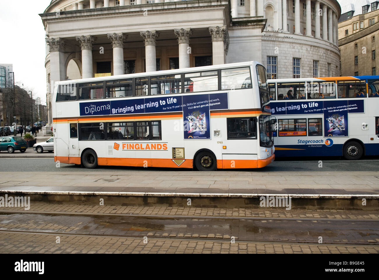 Busse halten vor Manchester Central Library UK Stockfoto