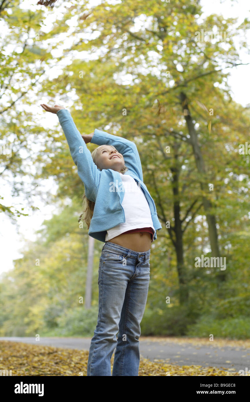 Kind Mädchen Natur Spaß Freude Armen 8-12 Jahre High-Stretch Waldbäume Kindheit Strecken lässt Lebensfreude Leben Herbst Lebendigkeit Stockfoto