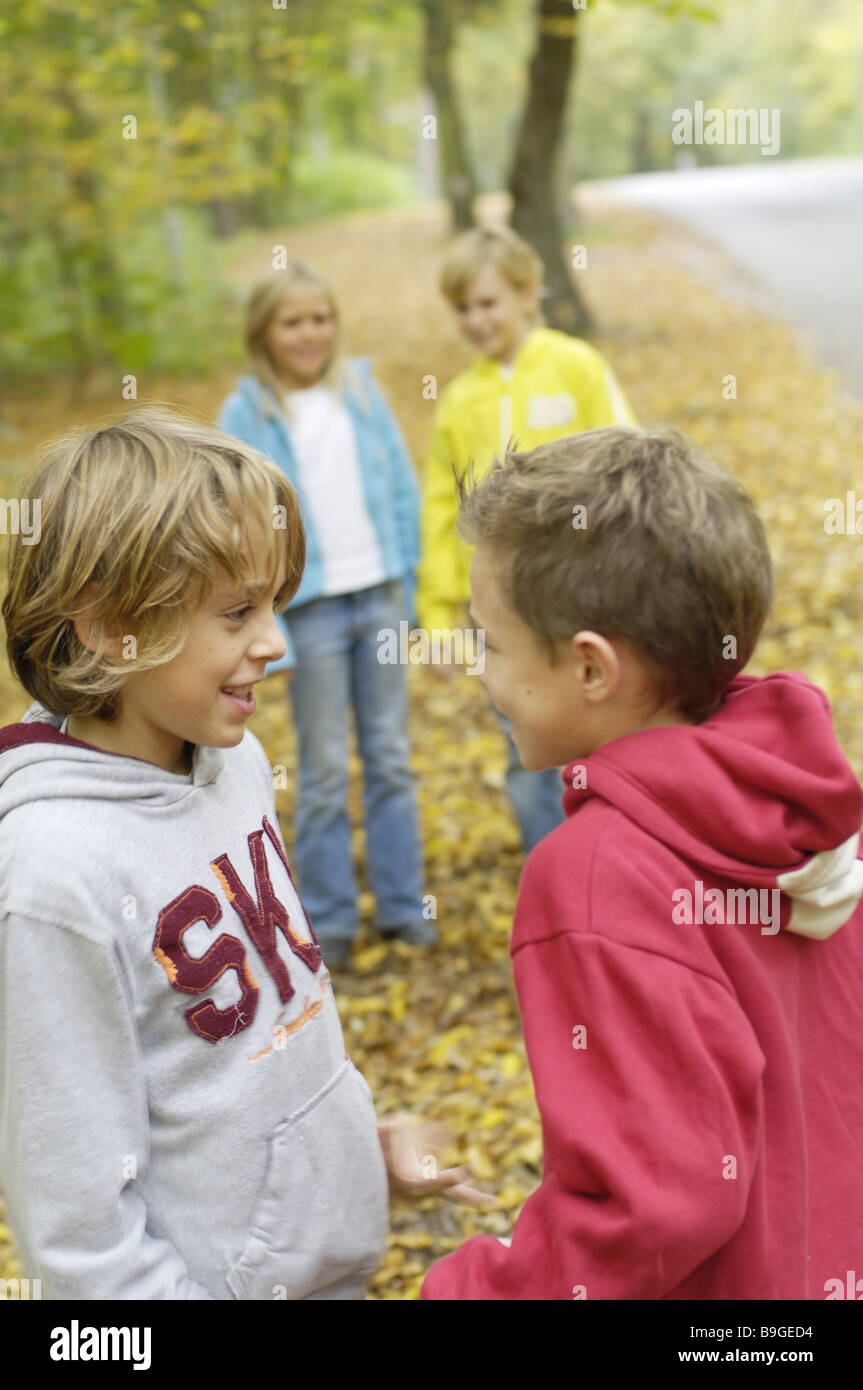 Kinder Mädchen jungen Wald Ansatz sprechen Interesse Freunde Freunde Freundschaft 8-12 Jahre Gruppe Verhalten vor pubertierenden gießen Stockfoto