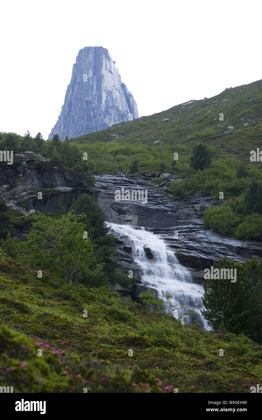Schweiz Graubünden Valser Tal Val ZevreilaSee Zervreilahorn Wasserfall