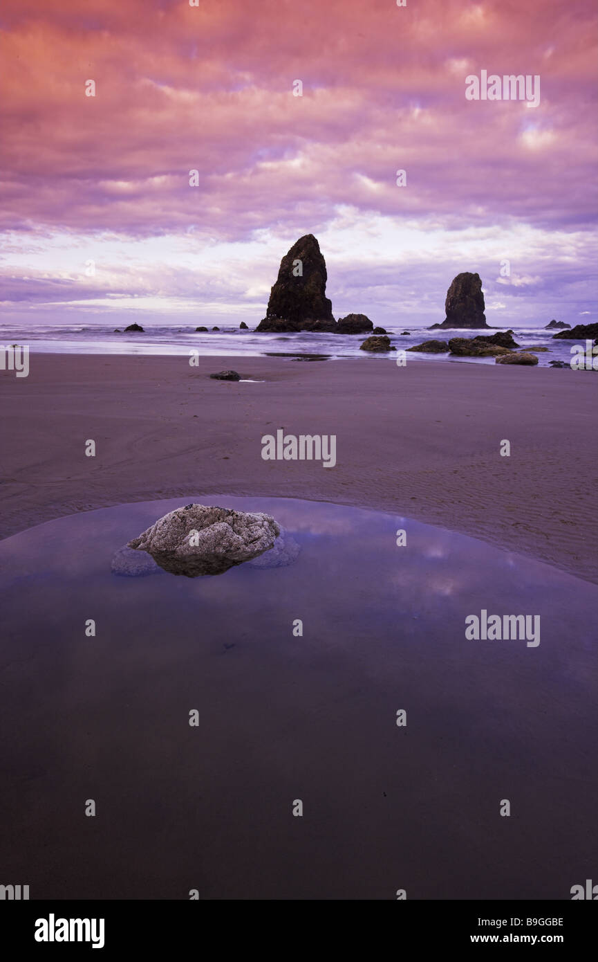 USA Oregon Cannon Beach rockt Abend Abendstimmung Amerika Reise Reiseziel Basaltfelsen Kanone Strand abgelegen-Farbfilter Stockfoto