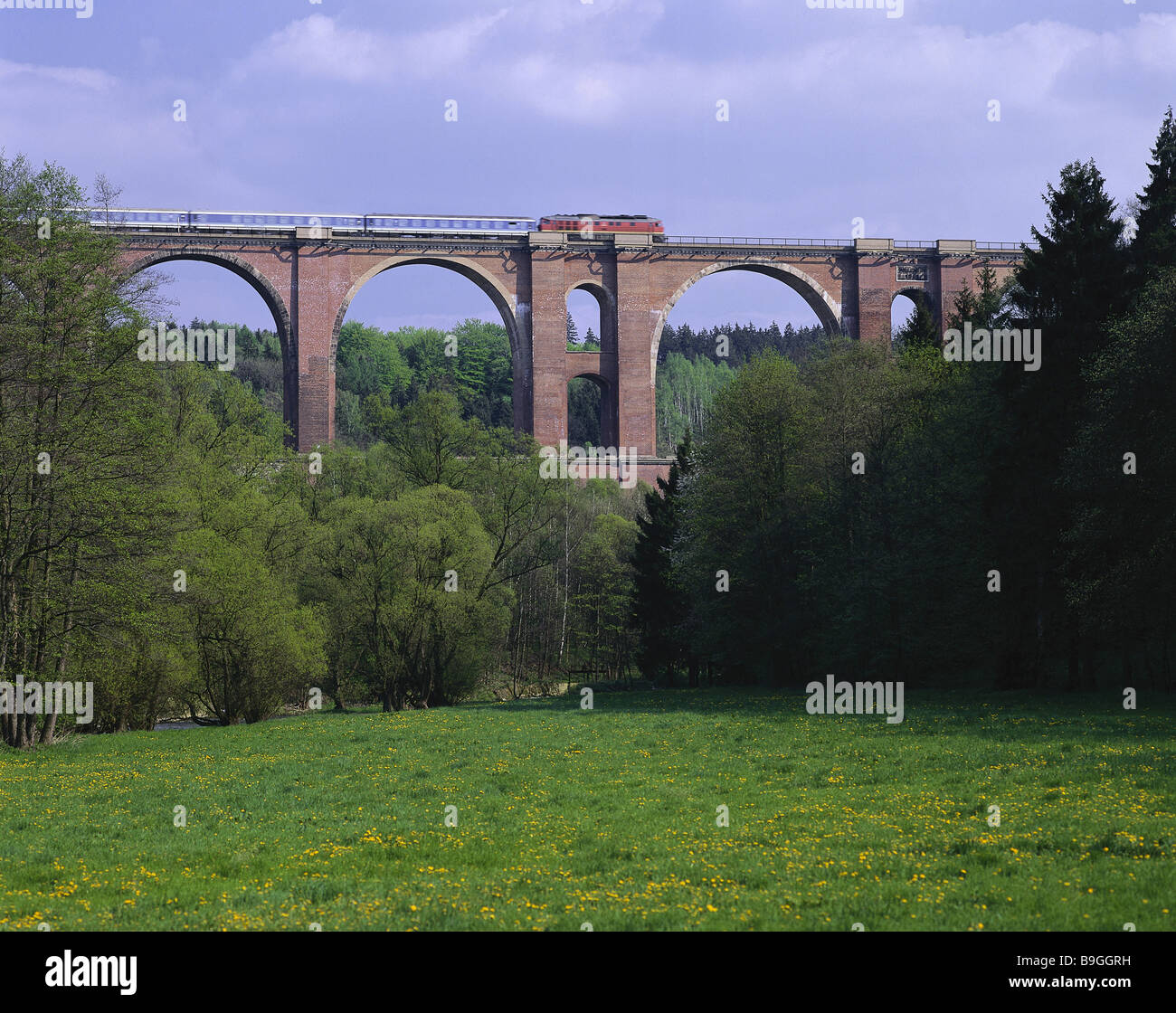 Deutschland Sachsen Pirk Elster-Talbrücke Sommer Brücke Bau Bau Ziegelbrücke Quad-erste-in-Bogen-Brücke Stockfoto