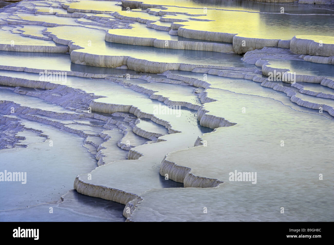 Türkei-Anatolien Pamukkale Kalk-Sinter-Terrassen Abendstimmung Dämmerung Abenddämmerung Abendsonne Abendstimmung Anatolien Reise Baumwolle-Burg Stockfoto