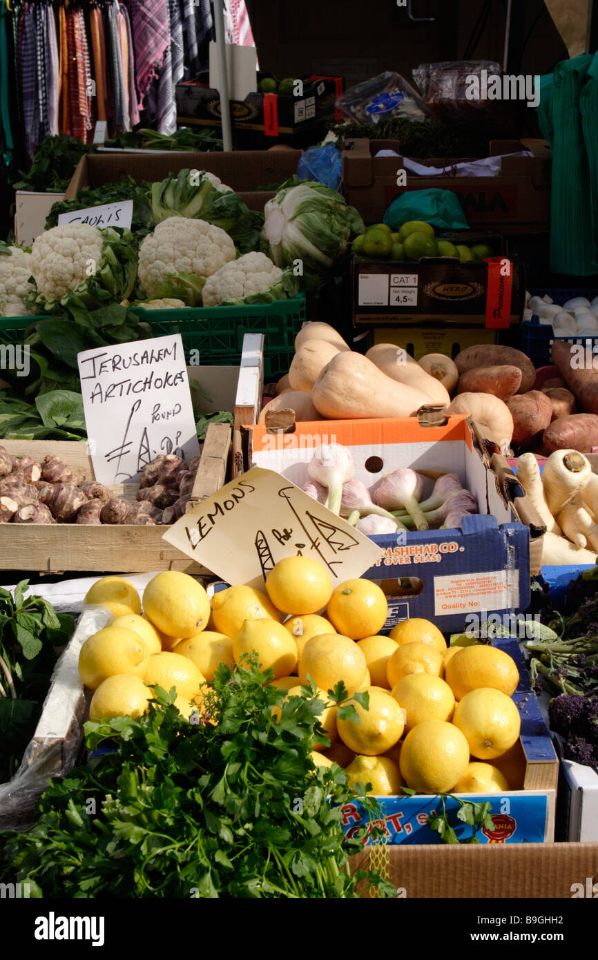 Obst und Gemüse zum Verkauf an der Portobello Road Market London März 2009 Stockfoto