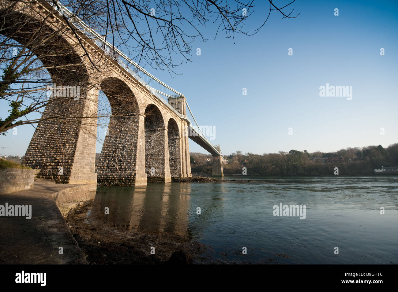 Thomas Telford s Menai Hängebrücke über die Menai Straits zwischen Anglesey und Gwynedd North Wales UK Stockfoto