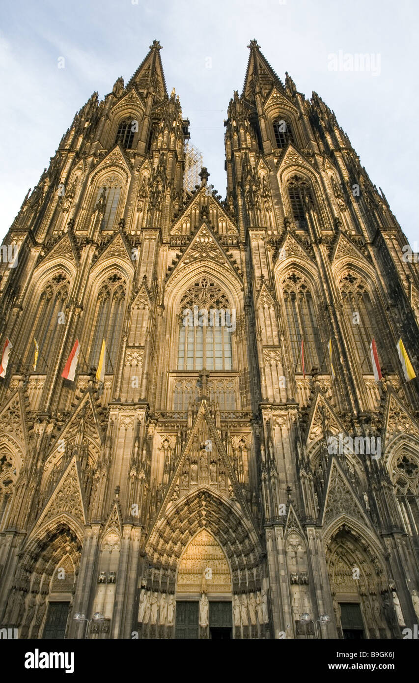 Deutschland Nordrhein-Westfalen Kölner Dom Fassade Köln Kathedrale St. Peter und Maria Sandstein Wetter Architektur Stockfoto