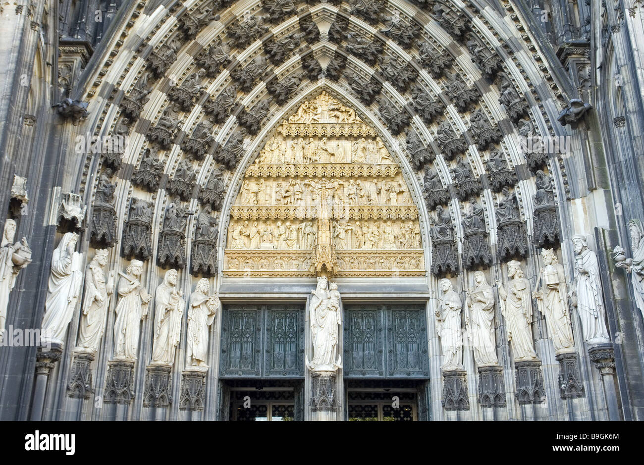 Deutschland Nordrhein-Westfalen Köln Kathedrale Mitte West-Portal Detail Köln Kathedrale St. Peter und Maria Sandstein Stockfoto
