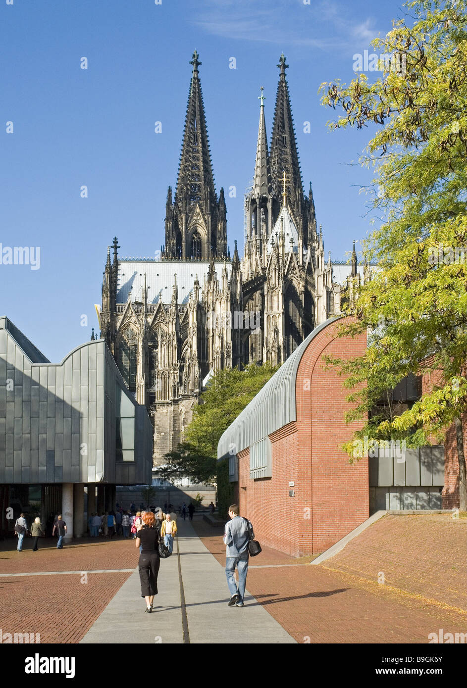 Deutschland Nordrhein-Westfalen Köln Heinrich-Böll-Platz Kathedrale Fußgänger Stadt Ort Köln Kathedrale St. Peter und Stockfoto