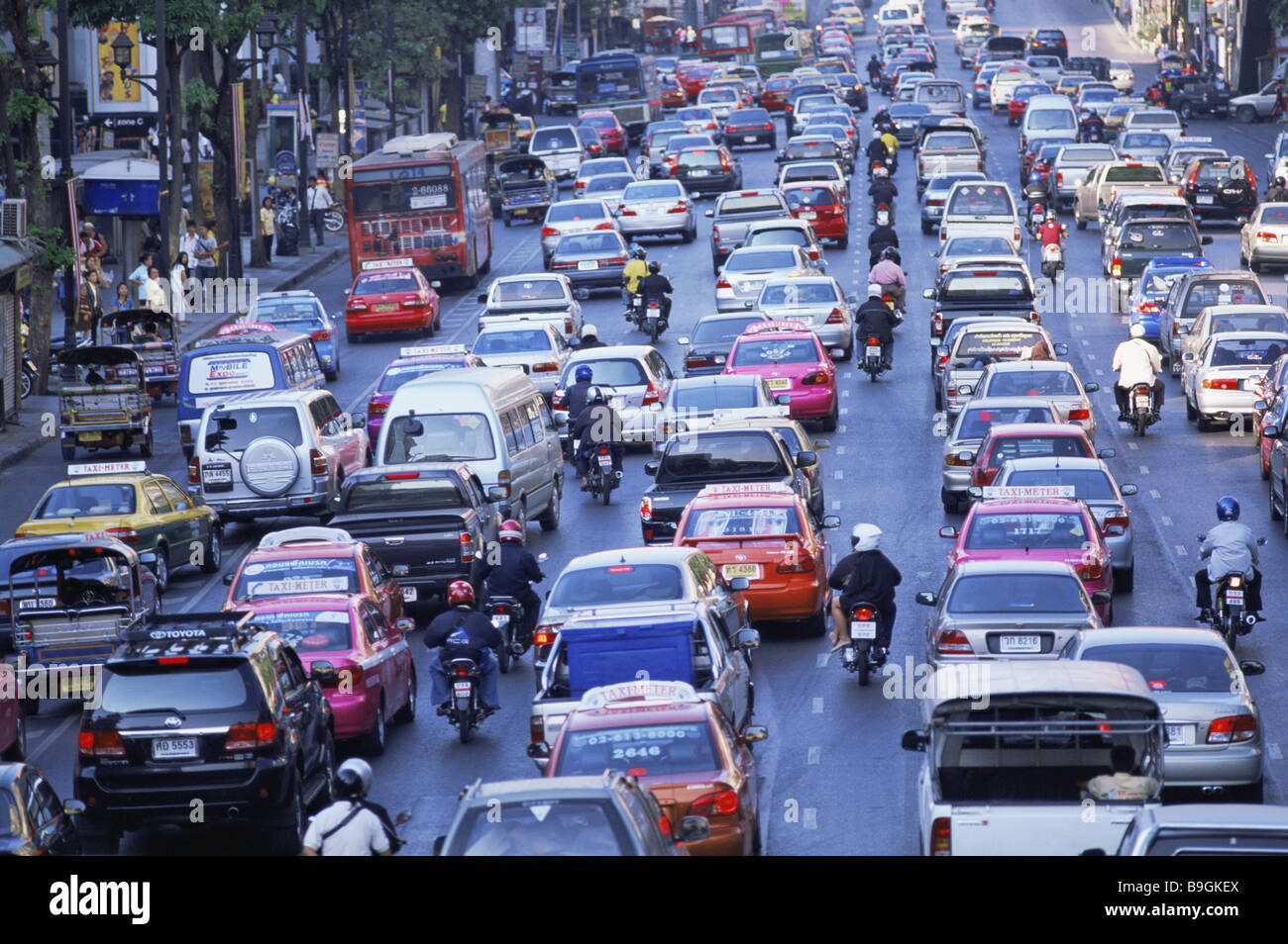Thailand Bangkok Straße Landschaft Rush Hour Asien Südostasien Stadt Hauptstadt Zentrum Straßenverkehr Stau peak Stockfoto