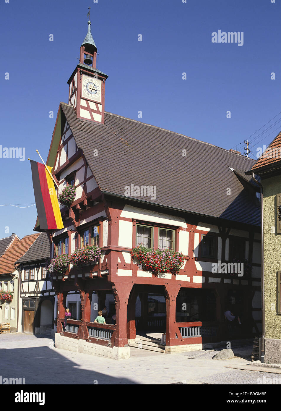 Altstadt-Architektur Arkaden Baden-Württemberg Bau-Denkmal Blumen-Schmuck Deutschland Deutschland-Fahnen verschalen Stockfoto