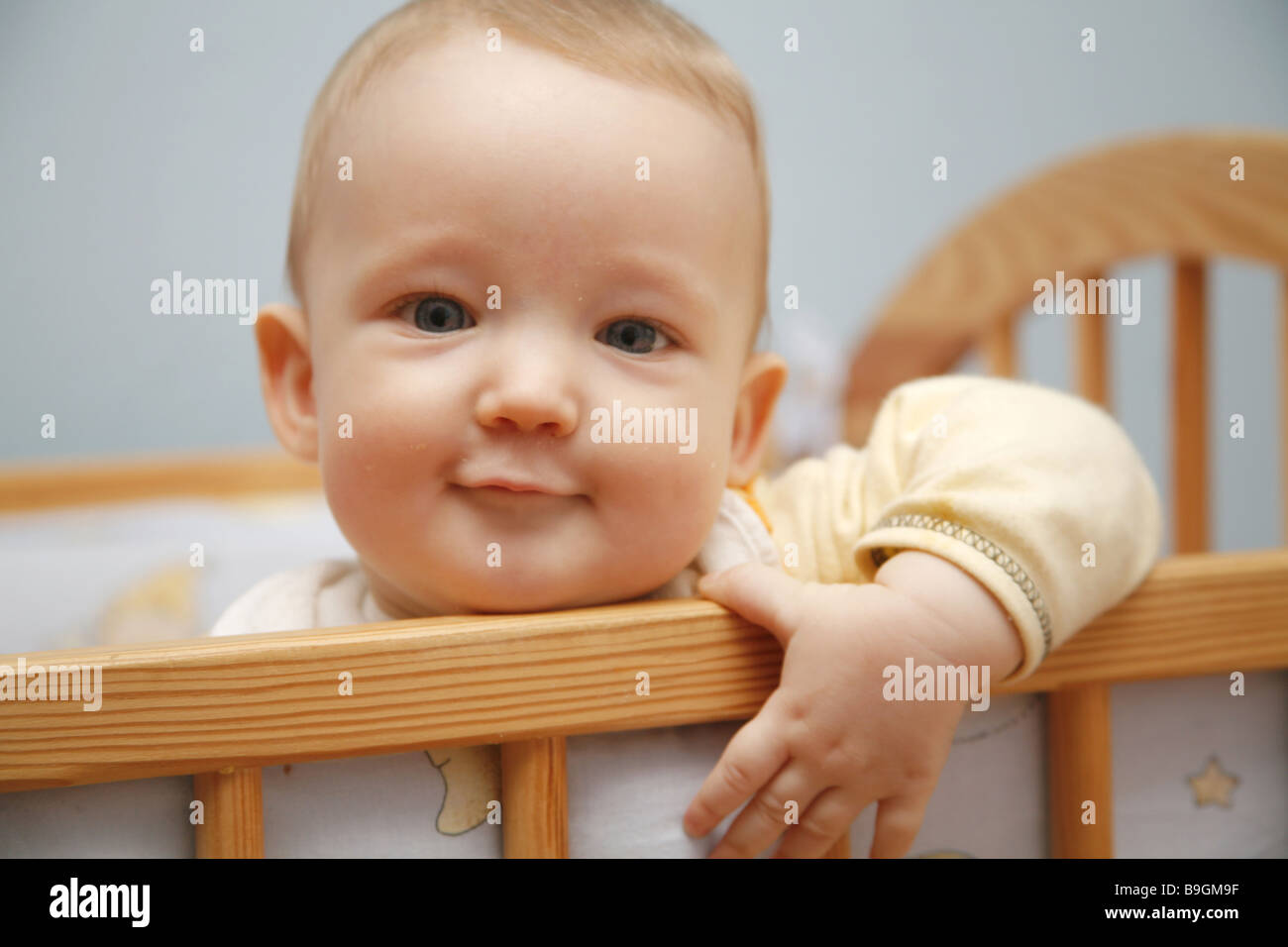 Kleines Baby im Kinderbett Stockfoto