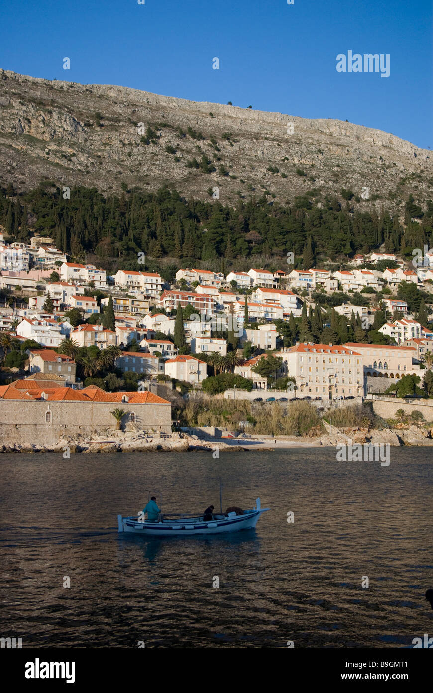 Ein Boot im alten Hafen der Altstadt, Dubrovnik, Kroatien Stockfoto