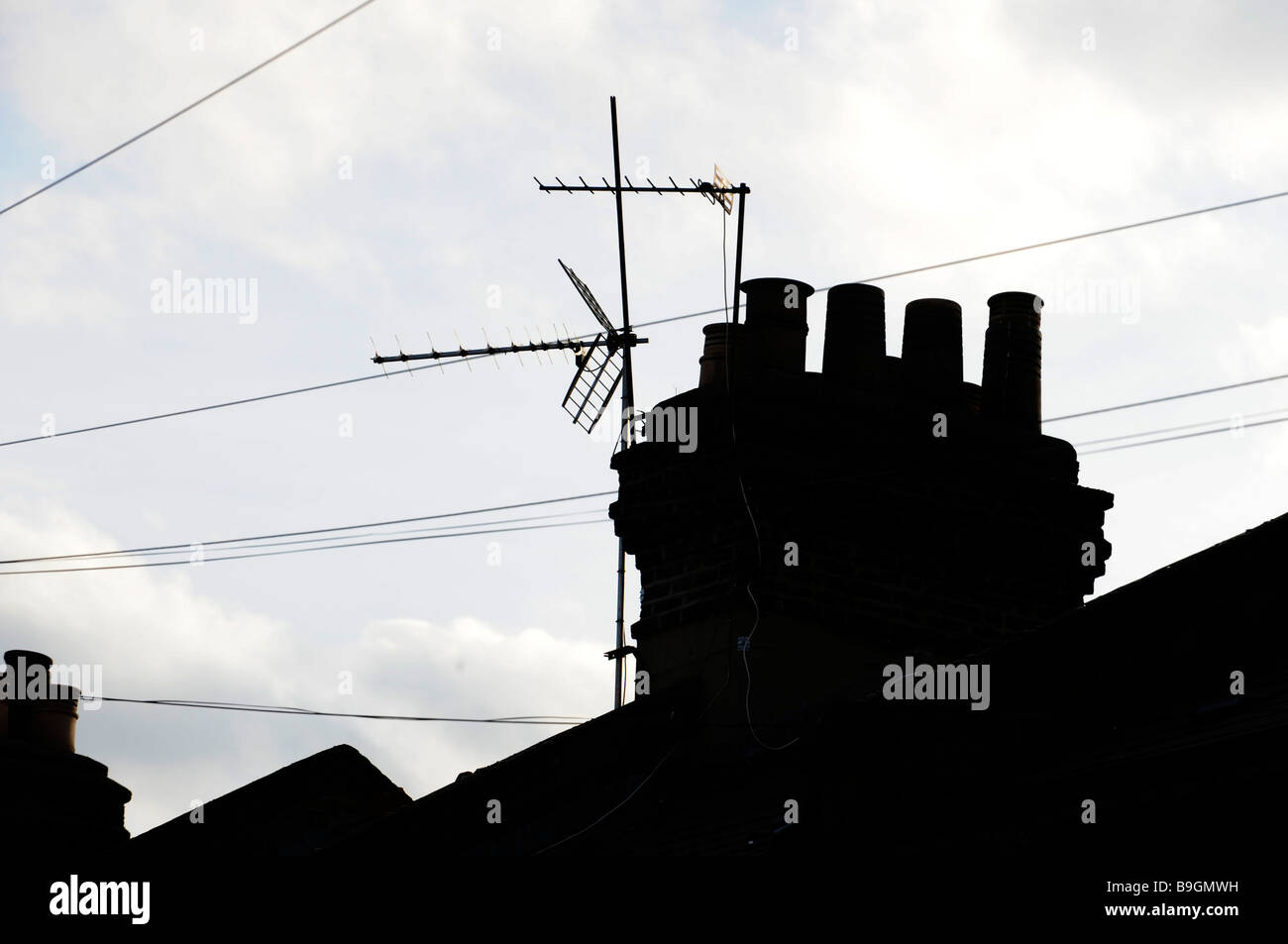 Silhouette von einem Dach mit Kamin, Schornstein und Antenne oben auf ein Haus, Wohnung, Maisonette-Wohnung in London city Stockfoto
